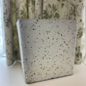 Grand Vase à Fleurs Carré en Plastique – Motif Pois Noirs